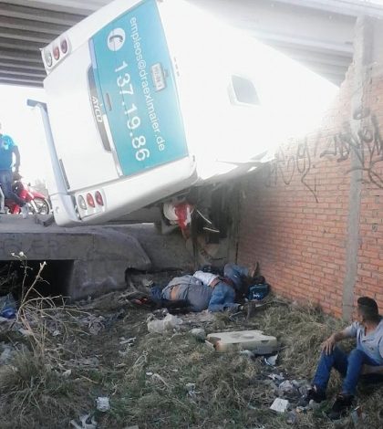 Autobús de Drexel Mayer arrollado por el tren; 3 muertos, 10 heridos
