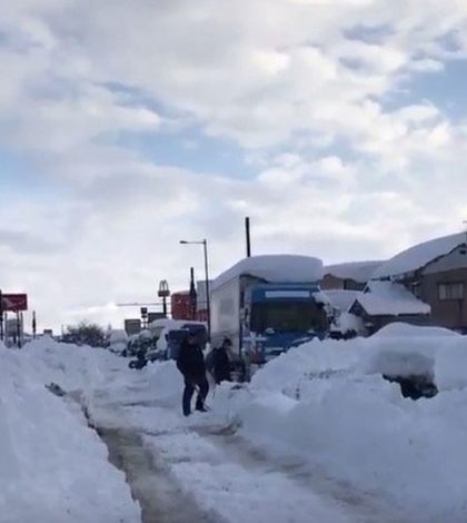 Nevada en Japón deja un muerto y miles de coches atrapados