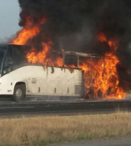 En carretera se incendia  autobús de pasajeros, solo daños