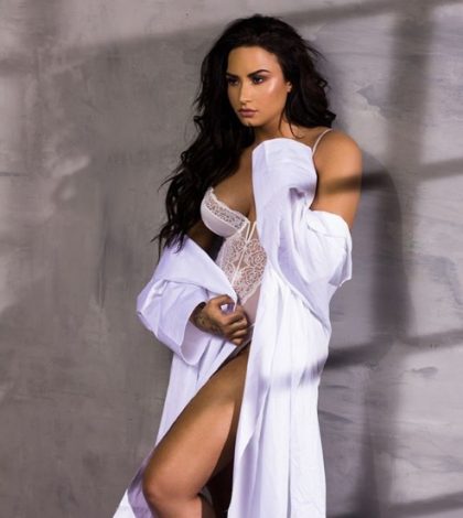 Demi Lovato anuncia  gira en ropa íntima