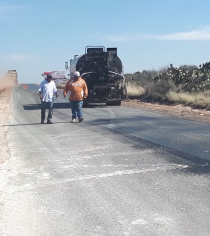 Arranca reencarpetado de carretera en Villa de Ramos