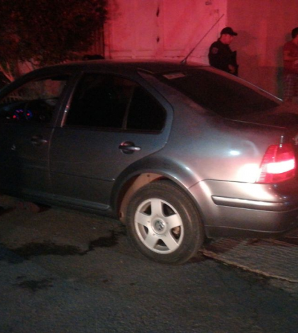 Sujetos rafaguean un auto en Prados de San Vicente; hay un herido