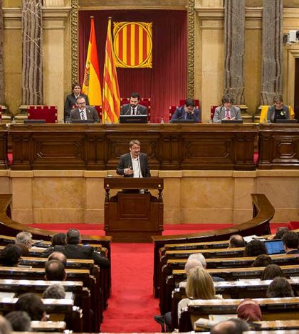 Bloqueo político se alarga en Cataluña; renuncia candidato a presidente