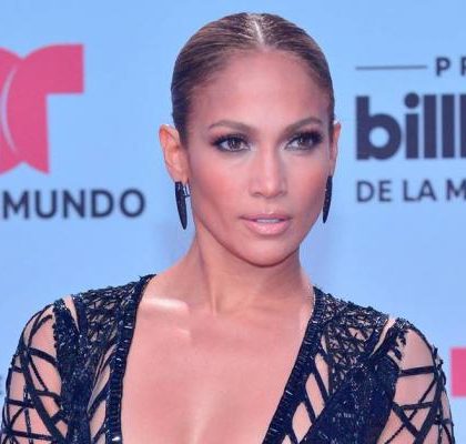 Jennifer Lopez impacta con ajustado vestido