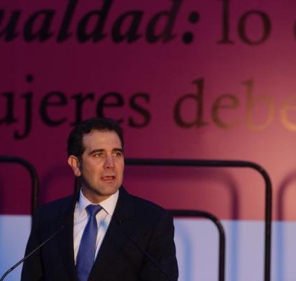 Pide Lorenzo Córdova a gobiernos no intervenir en proceso electoral