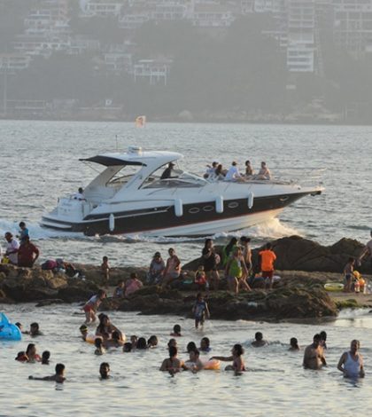 Joven se mete a nadar al mar en Acapulco y desaparece