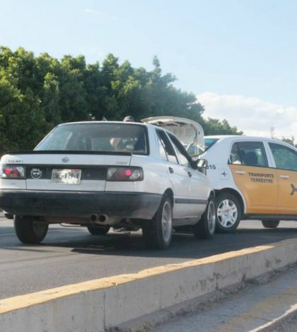 Taxi colisiona contra auto particular