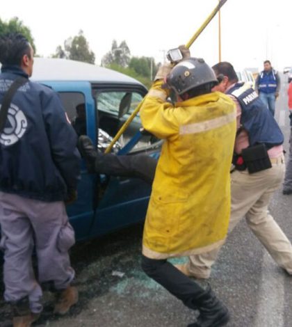 Accidente en la carretera a Rioverde; chofer queda atrapado en su vehículo