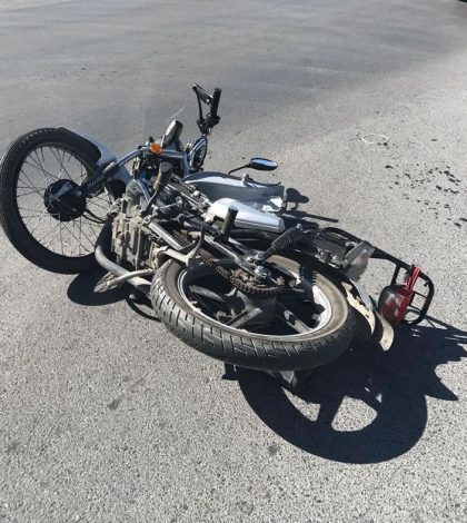 Auto arrolla a motociclista en la colonia Los Reyitos