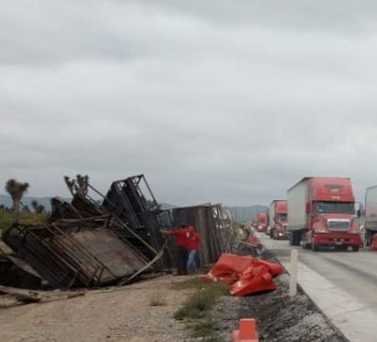Choque entre tráileres deja dos muertos en Salinas Victoria, Nuevo León