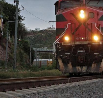 Ferrocarril impacta camioneta del Centro de Reinserción en Colima