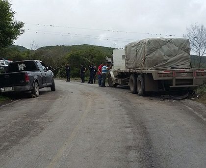 Cuatro heridos en choque de camioneta contra camión