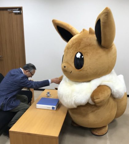 Un personaje de Pokémon visita tu oficina para que tengas el mejor día de trabajo