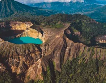 El monte Kelimutu, un lugar mágico donde los lagos de cráter cambian de color