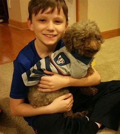 Niño rescata de un refugio a un perro de 14 años ciego y sordo