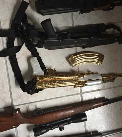 Ejército decomisa un arsenal con un AK-47 bañado en oro
