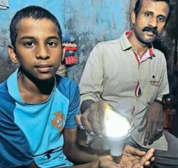 Niño enciende lámparas LED con su cuerpo