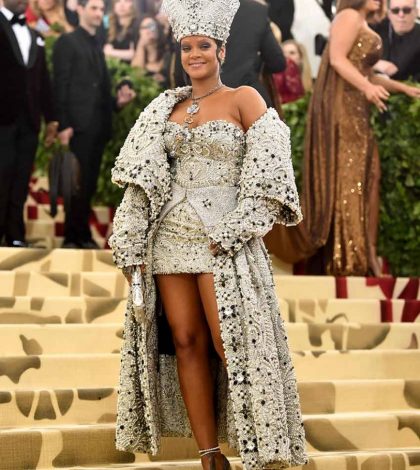 Rihanna peca de polémica en la Gala del Met