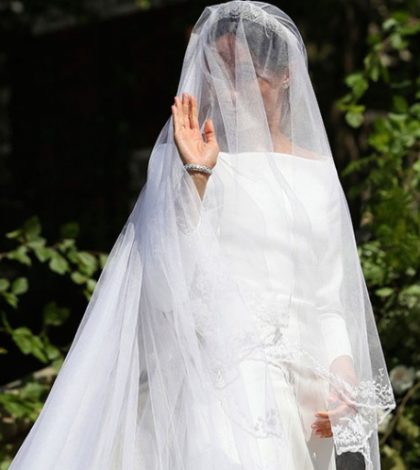 Meghan Markle luce un vestido blanco de Givenchy