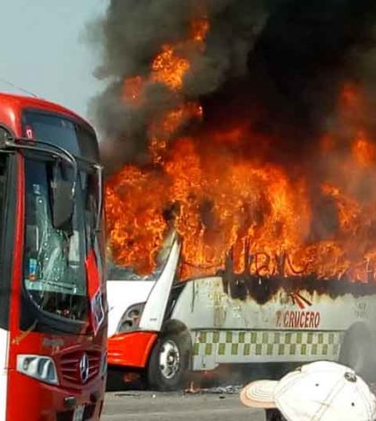 Vecinos incendian camiones durante protesta en Edomex