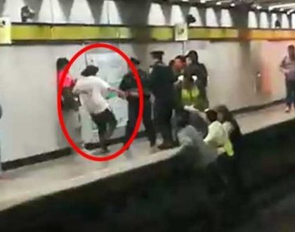 Presunta ebria baja a vías del Metro y así agrede a policías
