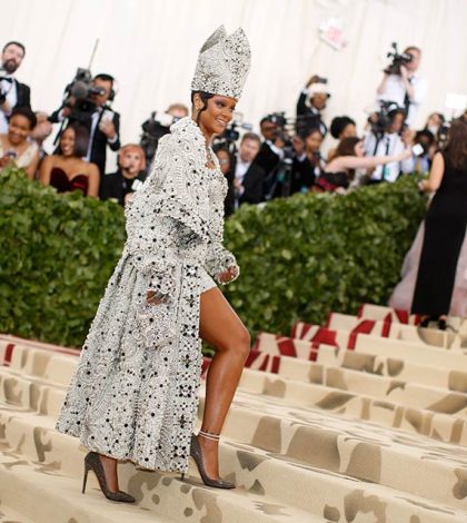Rihanna peca de  polémica en la Gala del Met