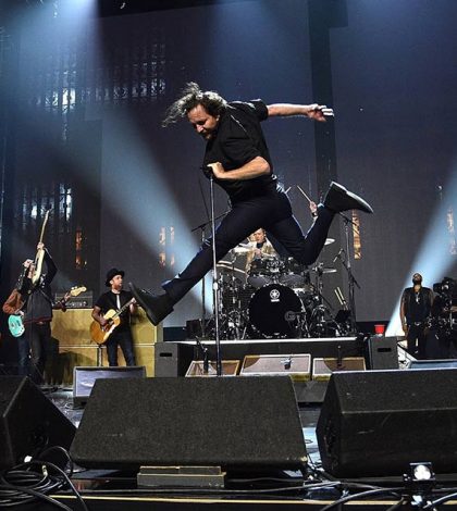 Eddie Vedder pierde la voz y pospone concierto de Pearl Jam