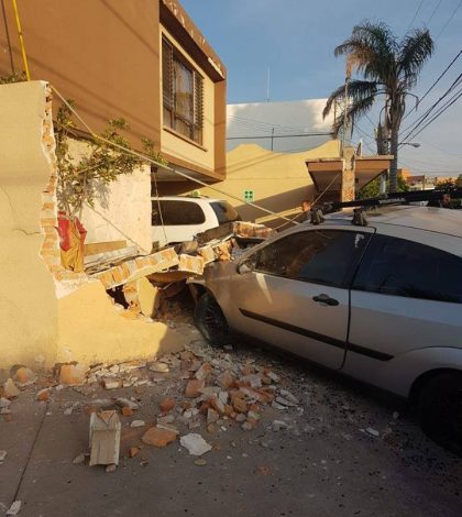 Espectacular accidente en la calle 18 de Marzo; vehículos derriba muro de una casa
