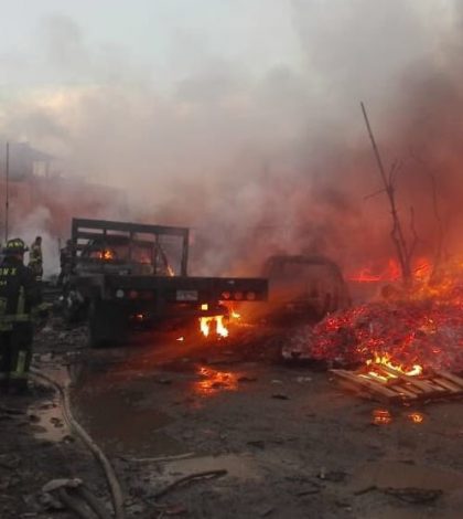 Fuerte incendio consume maderería en Iztapalapa