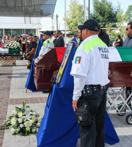 Protestan en homenaje de policías asesinados en Salamanca