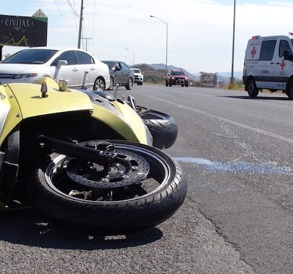 Motociclista derrapa su vehículo en el Distribuidor Juárez y resulta herido