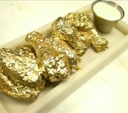 Un restaurante en Estados Unidos ofrece alitas bañadas en oro