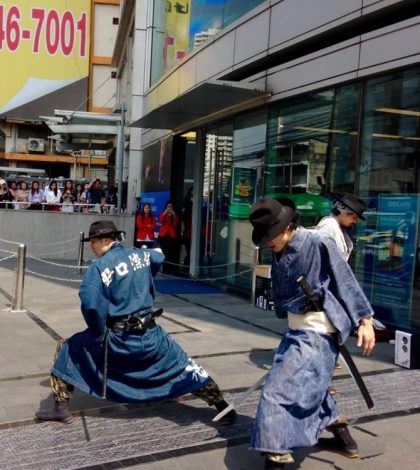 Samurais recolectan basura en Japón
