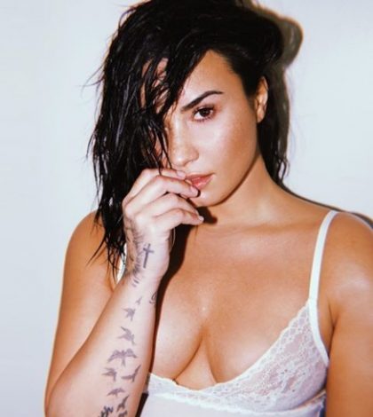 Demi Lovato usó prenda transparente que permitió ver de más