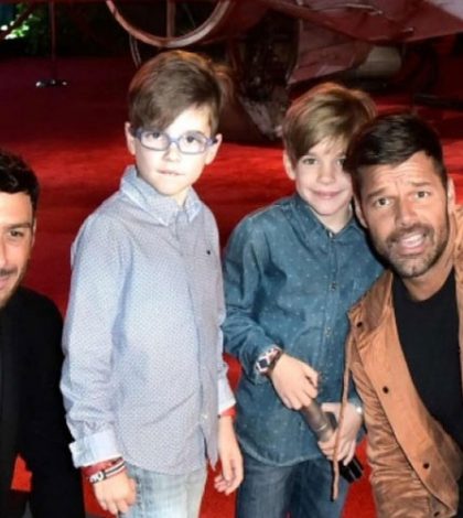 Critican a Ricky Martin por foto en la cama con sus hijos