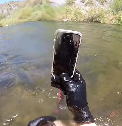 Encuentra un IphoneX debajo de un río y se lo devuelve a su propietario