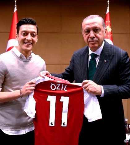 Mesut Ozil deja la Selección alemana