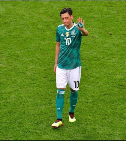 Federación Alemana de Futbol rechaza críticas de racismo contra Özil