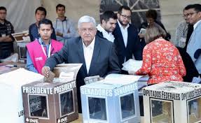 AMLO acude a emitir su voto por Rosario Ibarra de Piedra
