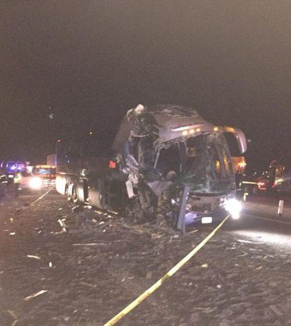Autobús choca por alcance; una muerta, 15 lesionados