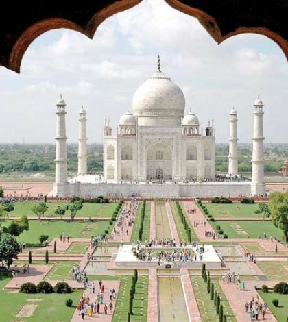 El Taj Mahal, en franco descuido