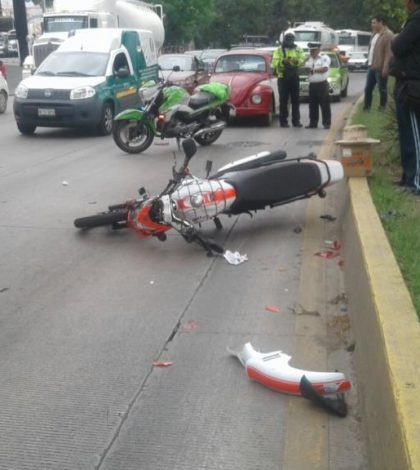 Taxi embiste a motociclista; resulta herido