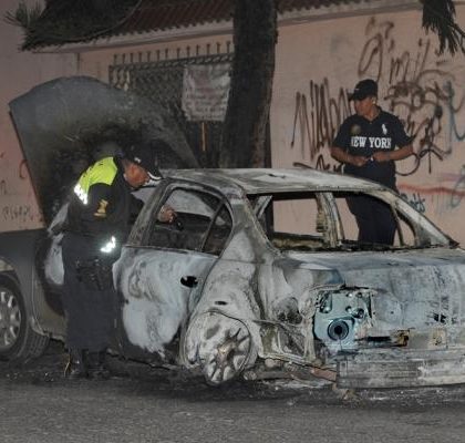 Encuentran a dos hombres calcinados dentro de un vehículo en Xochimilco