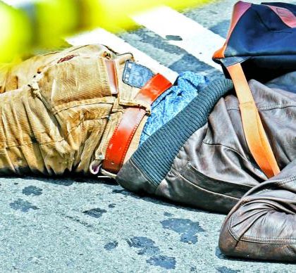 Motociclista se topa con coladera y muere atropellado por camión en Periférico Sur