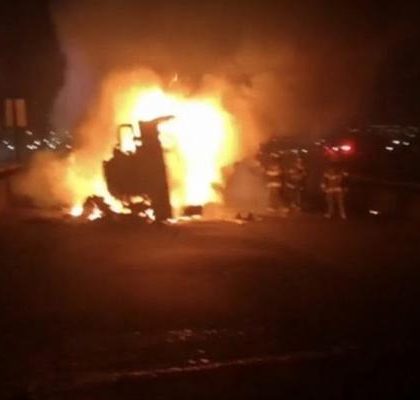 Explosión y volcadura de  pipa cargada de combustible deja un muerto en Toluca