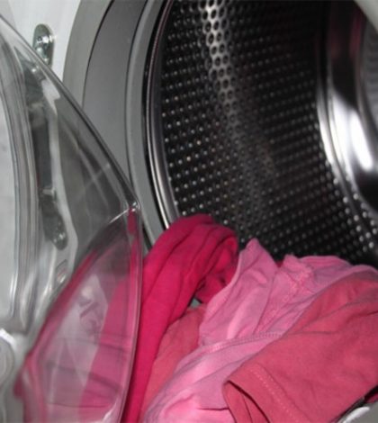 Niño muere asfixiado al encerrarse en una lavadora