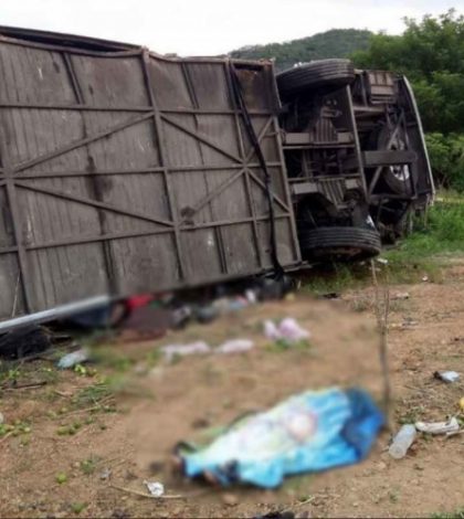Mueren cuatro personas tras volcadura de autobús en Nayarit