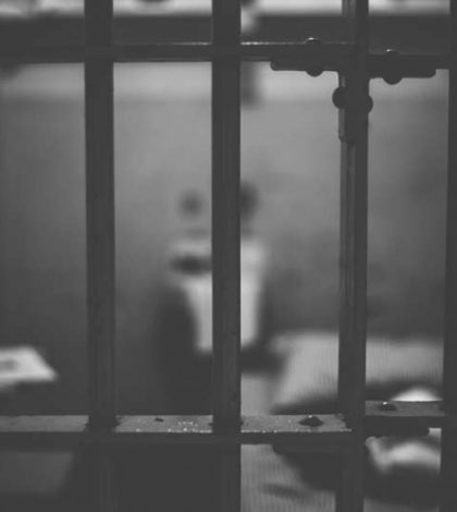 Le dictan 15 años de prisión por prostituir a su hijastra en Edomex