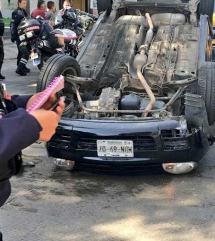 Se ‘pasa’ el semáforo y vuelca en Patriotismo; hay un lesionado