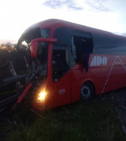 Autobús choca contra camión en la México-Pirámides